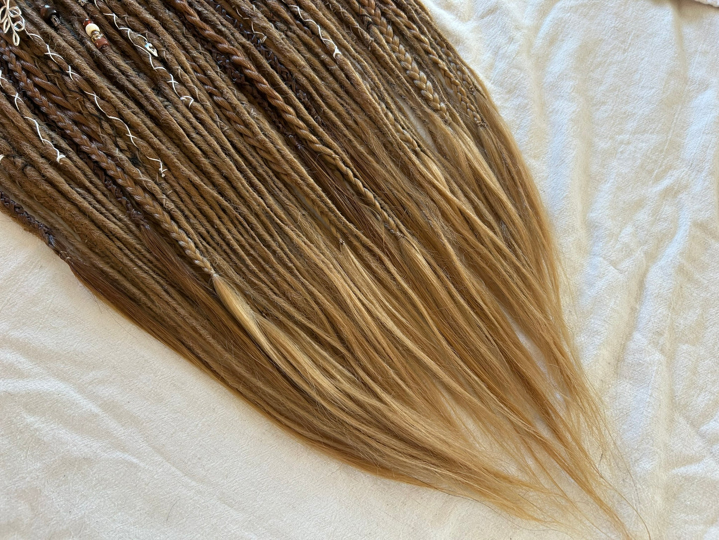 Livana Dreadlocks in braun gewellt lockig handgefertigt synthetische Dreads Sonderanfertigung Eternal Vanity