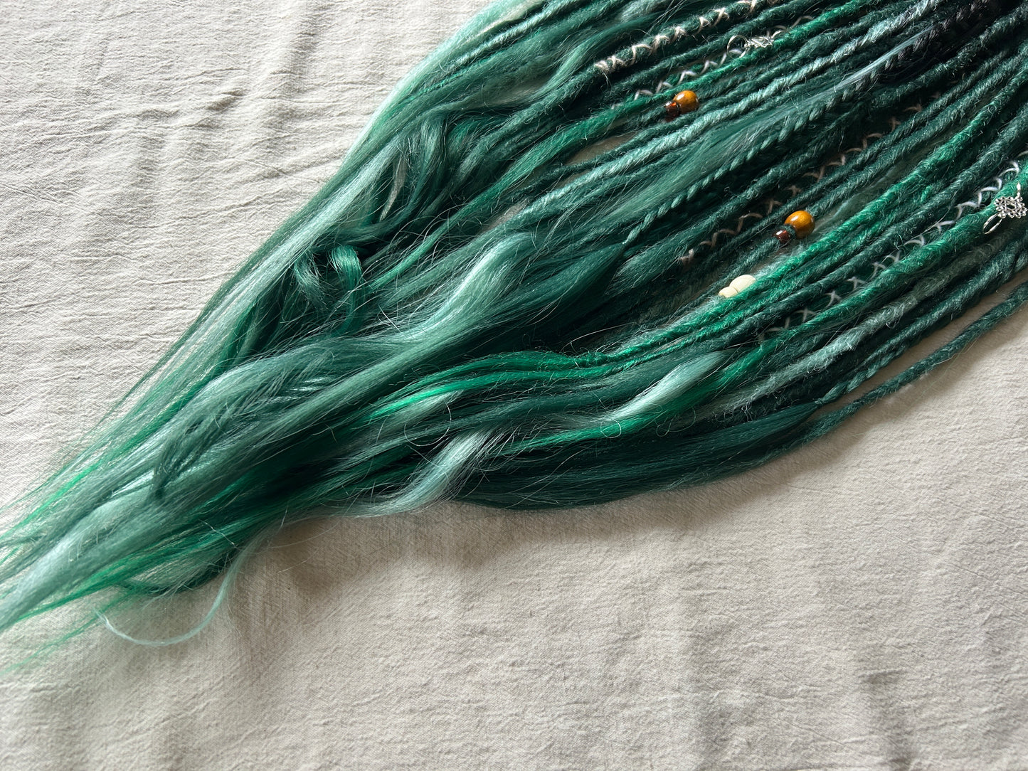 Livana Dreadlocks in braun gewellt lockig handgefertigt synthetische Dreads Sonderanfertigung Eternal Vanity