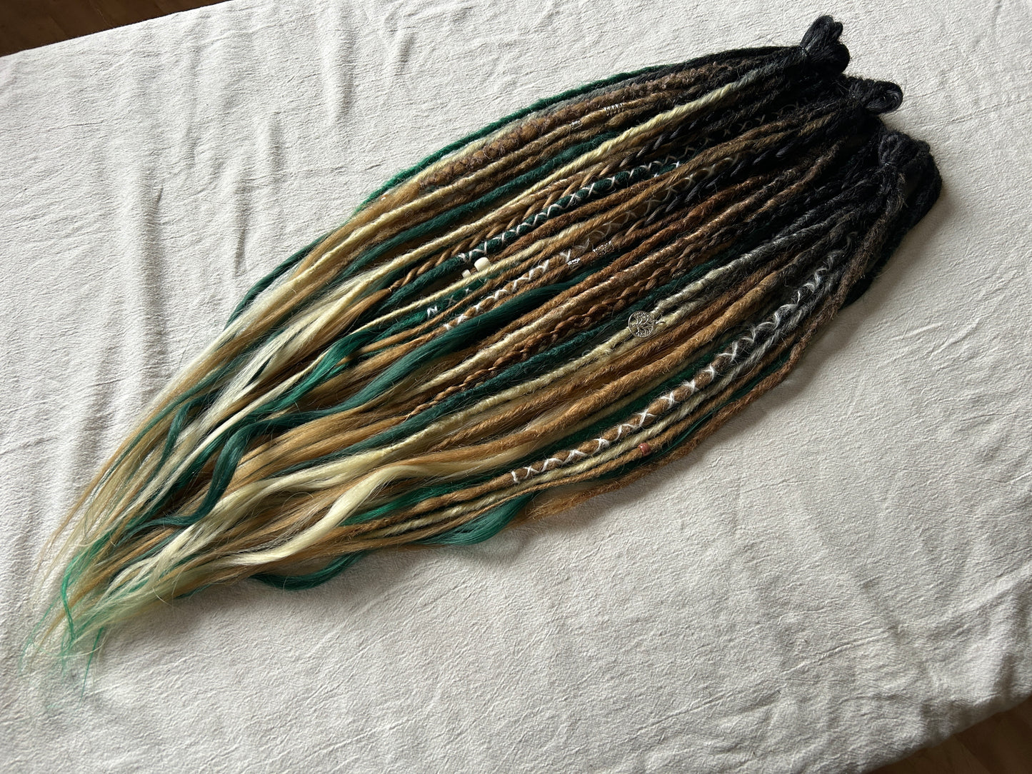 Livana Dreadlocks in braun gewellt lockig handgefertigt synthetische Dreads Sonderanfertigung Eternal Vanity