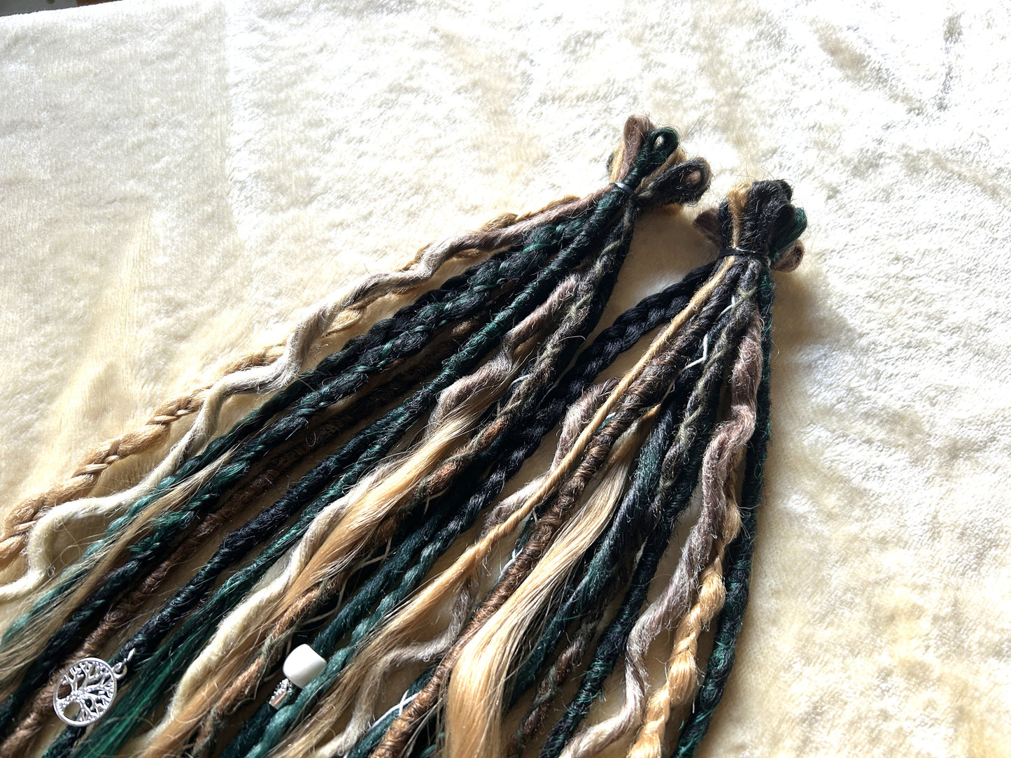 Livana Boho Dreadlocks in Grünblond und Braun handgemachte synthetische Dreads Sonderanfertigung Forest Feeling Boho