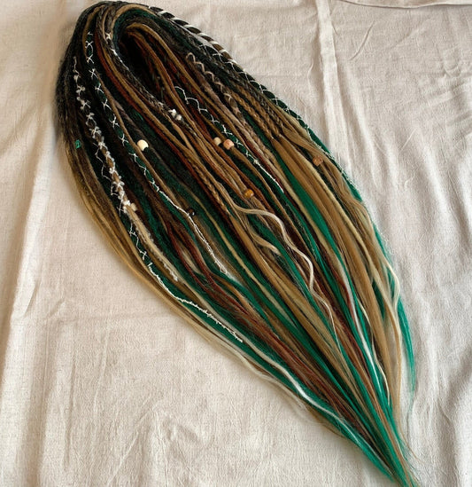 Livana Dreadlocks in braun gewellt lockig handgefertigt synthetische Dreads Sonderanfertigung Eternal Vanity