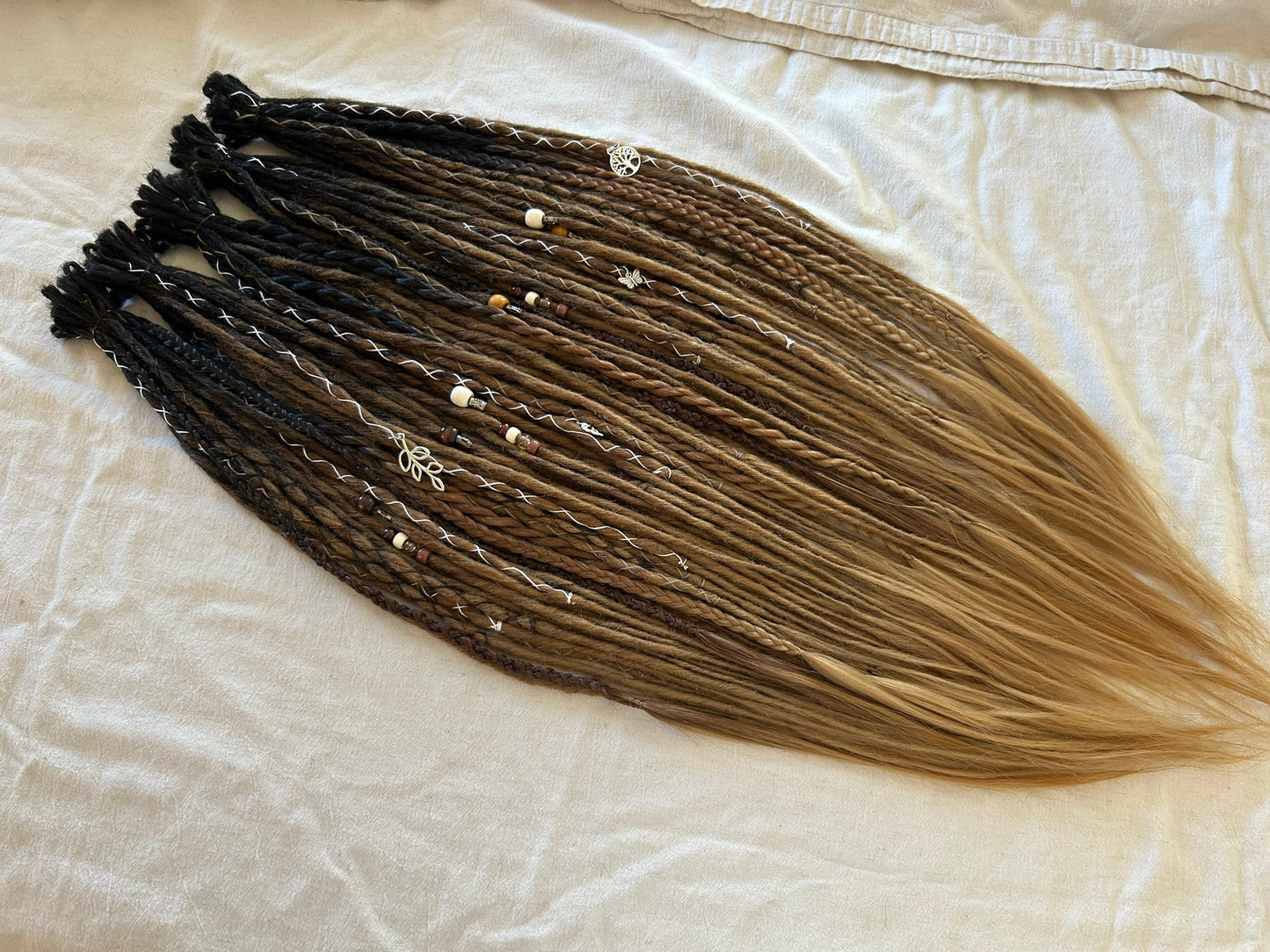 Livana Dreadlocks in braun gewellt lockig handgefertigt synthetische Dreads Sonderanfertigung Eternal Vanity