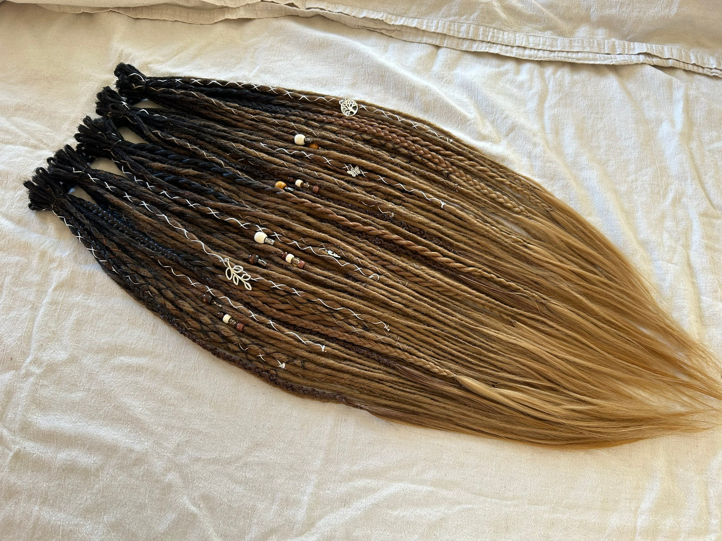 Livana Dreadlocks in braun gewellt lockig handgefertigt synthetische Dreads Sonderanfertigung Eternal Vanity