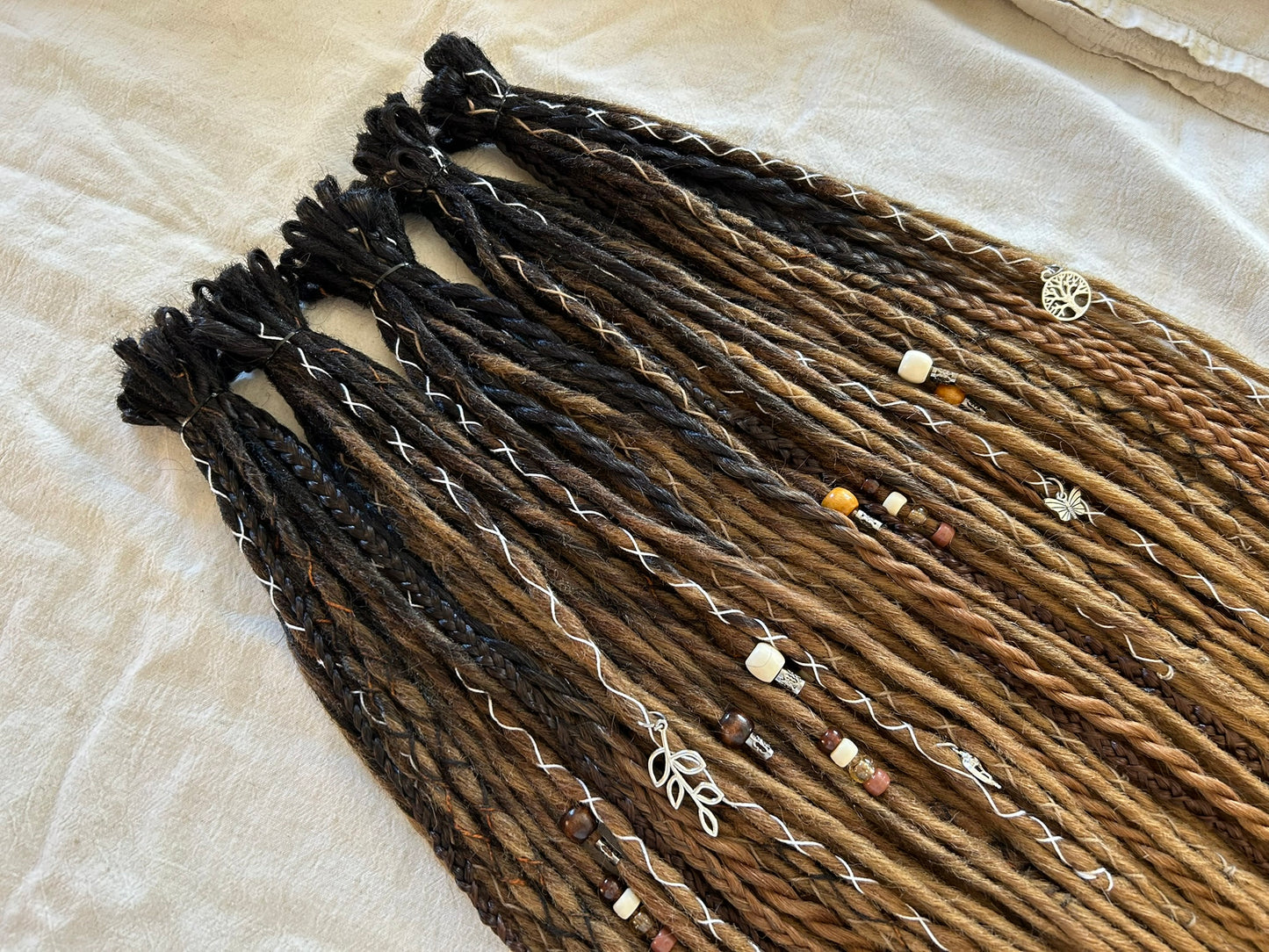 Livana Dreadlocks in braun gewellt lockig handgefertigt synthetische Dreads Sonderanfertigung Eternal Vanity