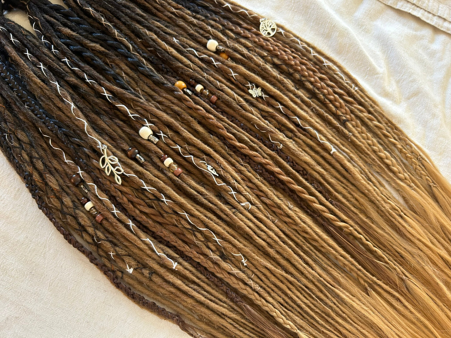 Livana Dreadlocks in braun gewellt lockig handgefertigt synthetische Dreads Sonderanfertigung Eternal Vanity