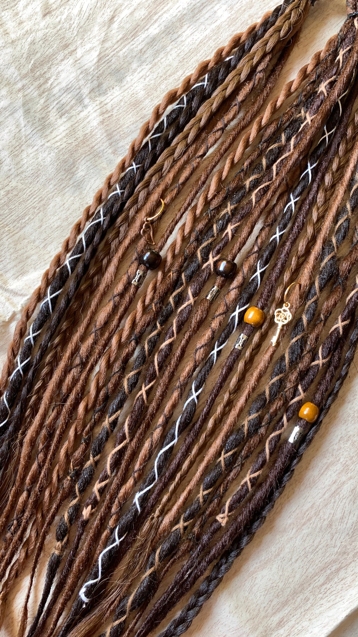 Livana Dreadlocks in braun gewellt lockig handgefertigt synthetische Dreads Sonderanfertigung Eternal Vanity