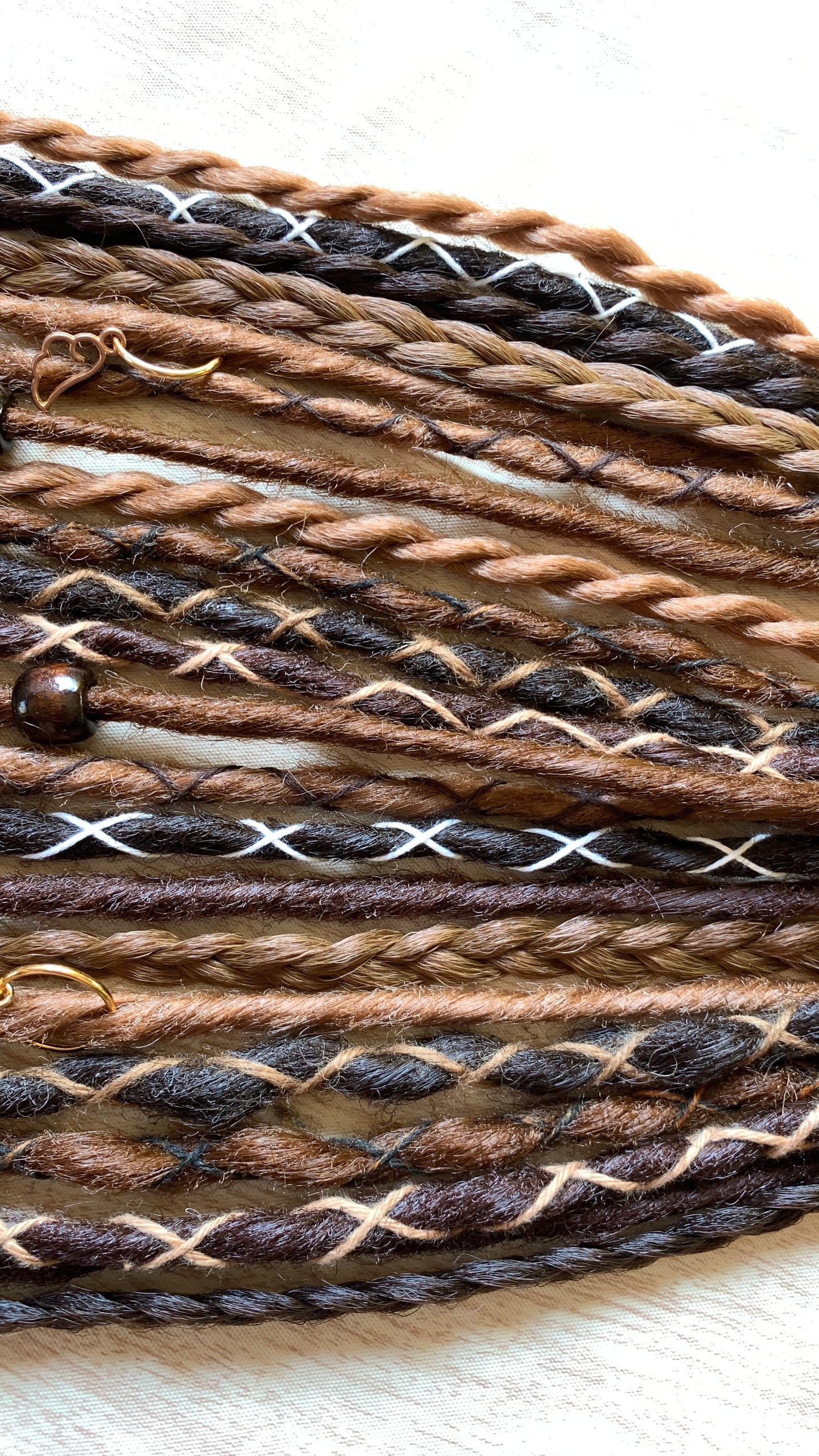 Livana Dreadlocks in braun gewellt lockig handgefertigt synthetische Dreads Sonderanfertigung Eternal Vanity