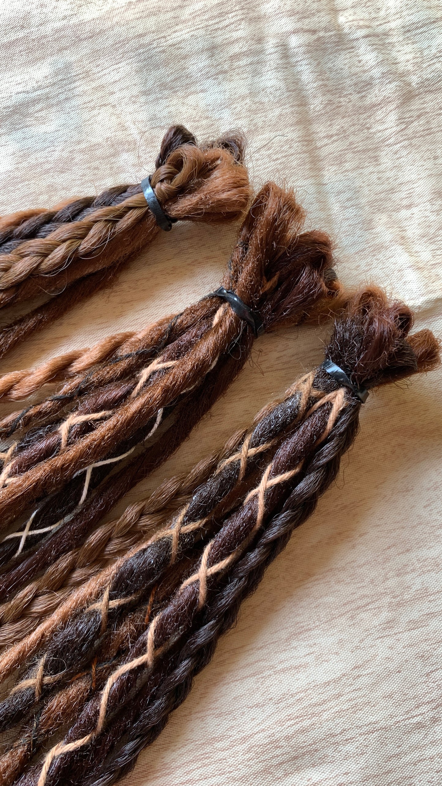 Livana Dreadlocks in braun gewellt lockig handgefertigt synthetische Dreads Sonderanfertigung Eternal Vanity