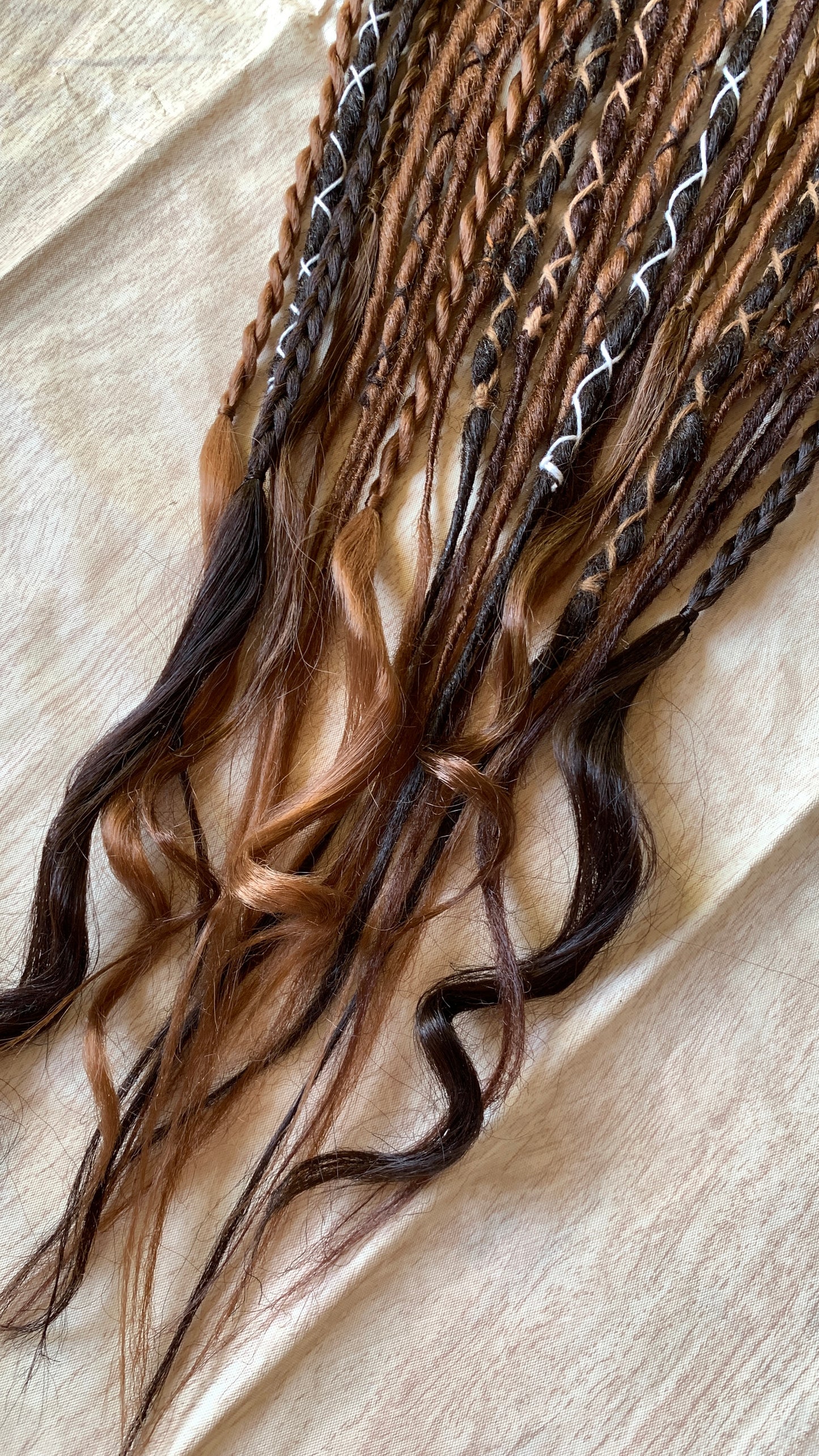 Livana Dreadlocks in braun gewellt lockig handgefertigt synthetische Dreads Sonderanfertigung Eternal Vanity