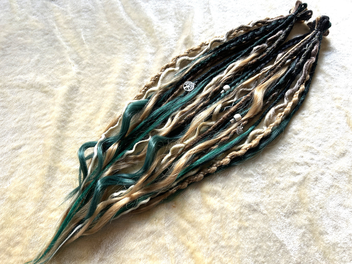 Livana Boho Dreadlocks in Grünblond und Braun handgemachte synthetische Dreads Sonderanfertigung Forest Feeling Boho