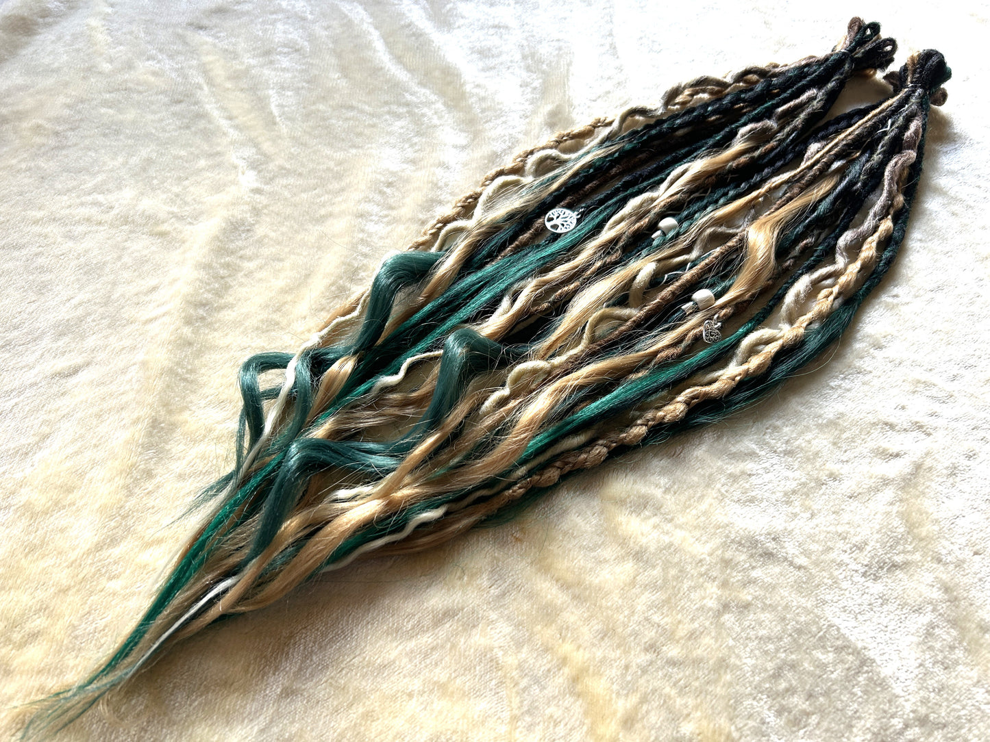 Livana Boho Dreadlocks in Grünblond und Braun handgemachte synthetische Dreads Sonderanfertigung Forest Feeling Boho