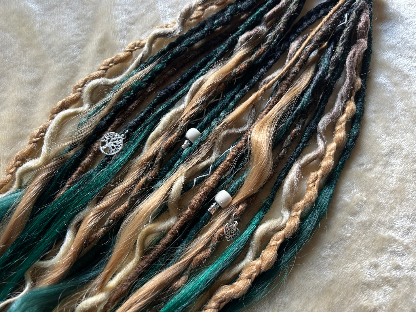 Livana Boho Dreadlocks in Grünblond und Braun handgemachte synthetische Dreads Sonderanfertigung Forest Feeling Boho