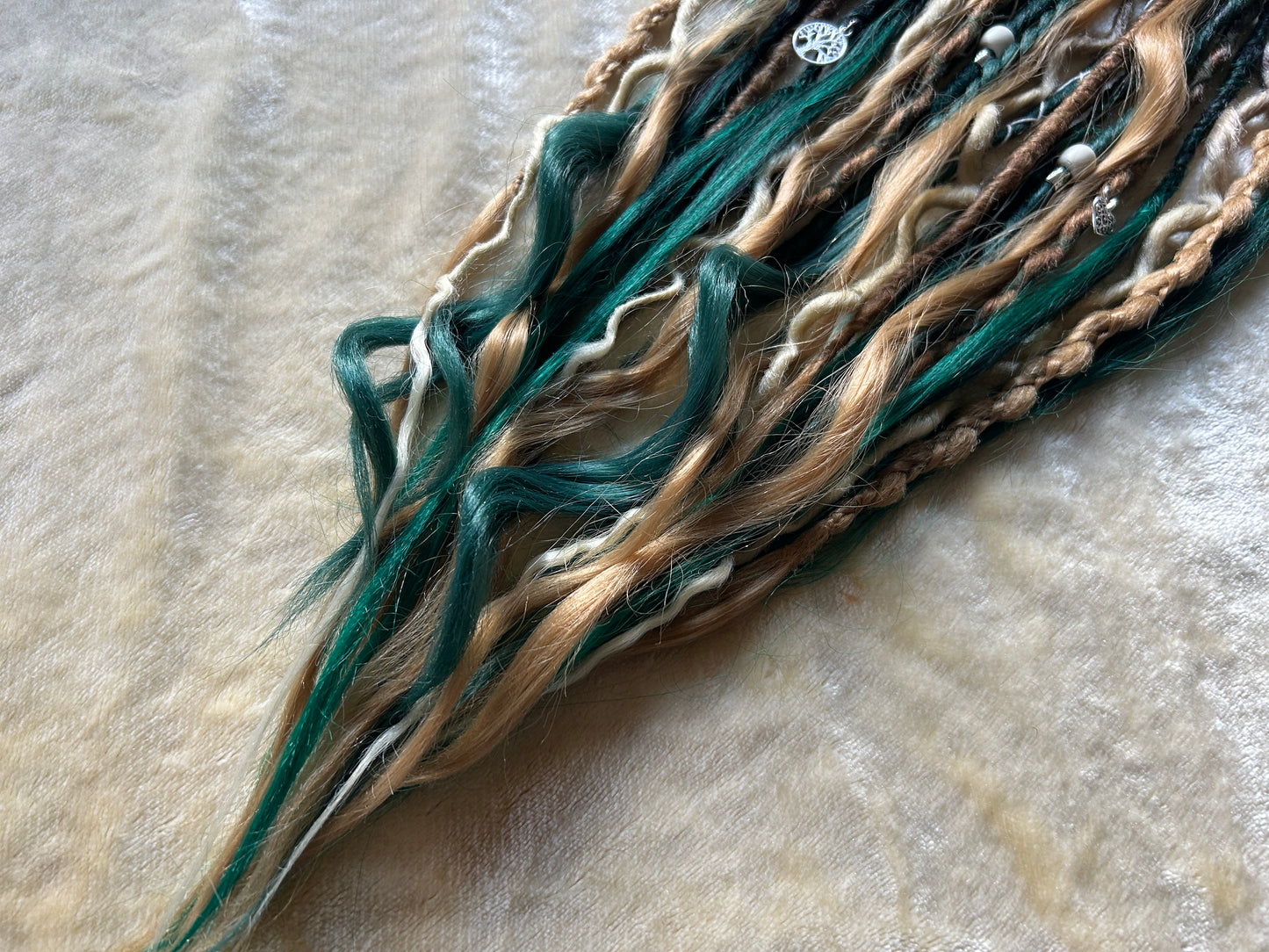 Livana Boho Dreadlocks in Grünblond und Braun handgemachte synthetische Dreads Sonderanfertigung Forest Feeling Boho