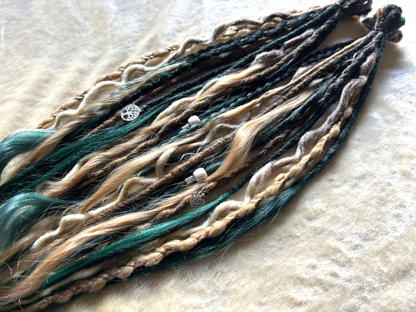 Livana Boho Dreadlocks in Grünblond und Braun handgemachte synthetische Dreads Sonderanfertigung Forest Feeling Boho