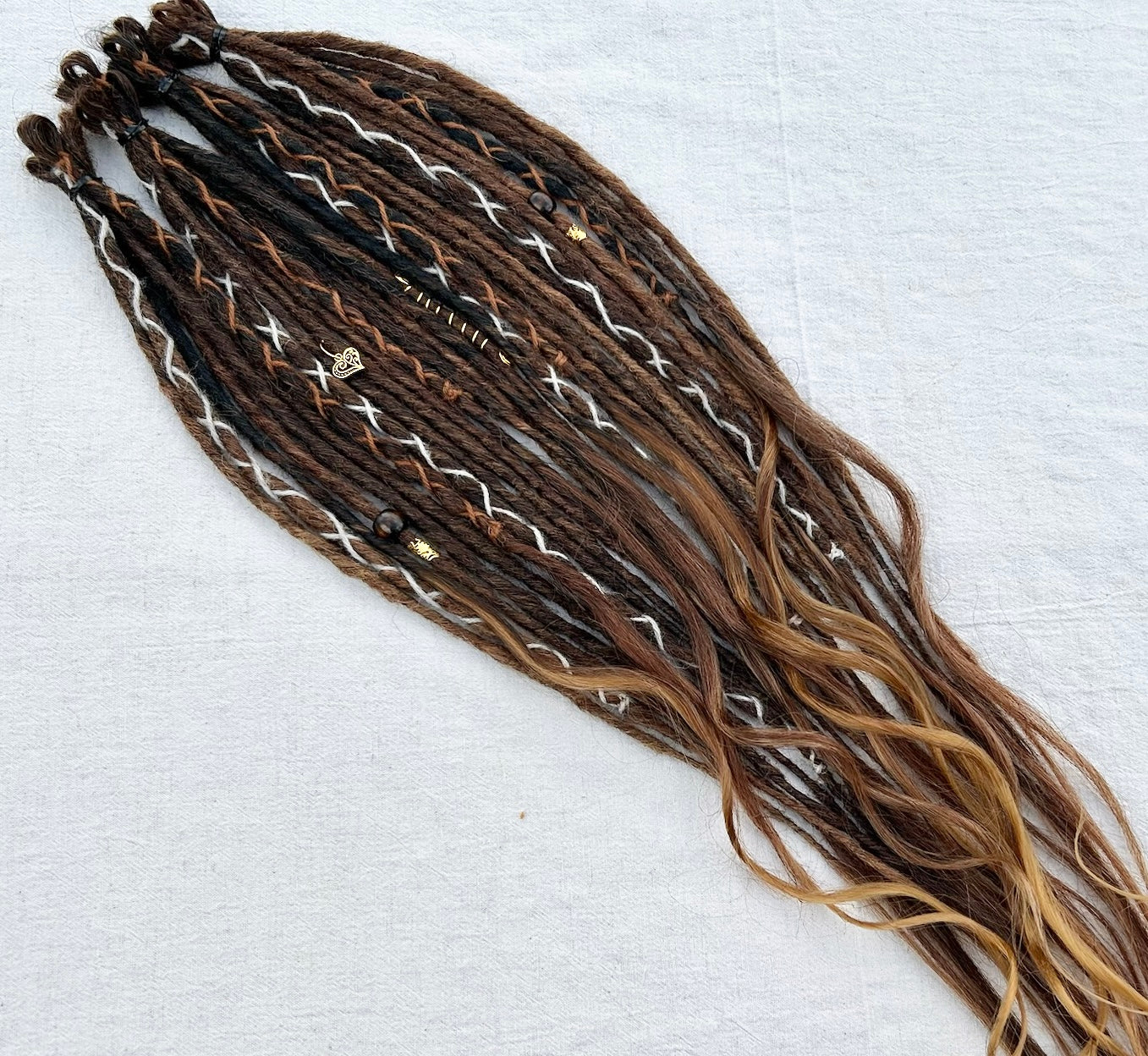 Livana Dreadlocks in braun gewellt lockig handgefertigt synthetische Dreads Sonderanfertigung Eternal Vanity