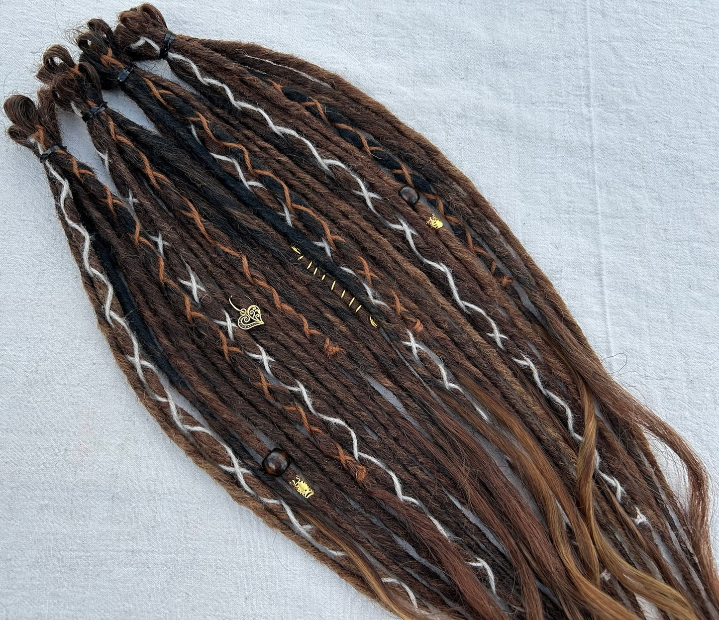 Livana Dreadlocks in braun gewellt lockig handgefertigt synthetische Dreads Sonderanfertigung Eternal Vanity