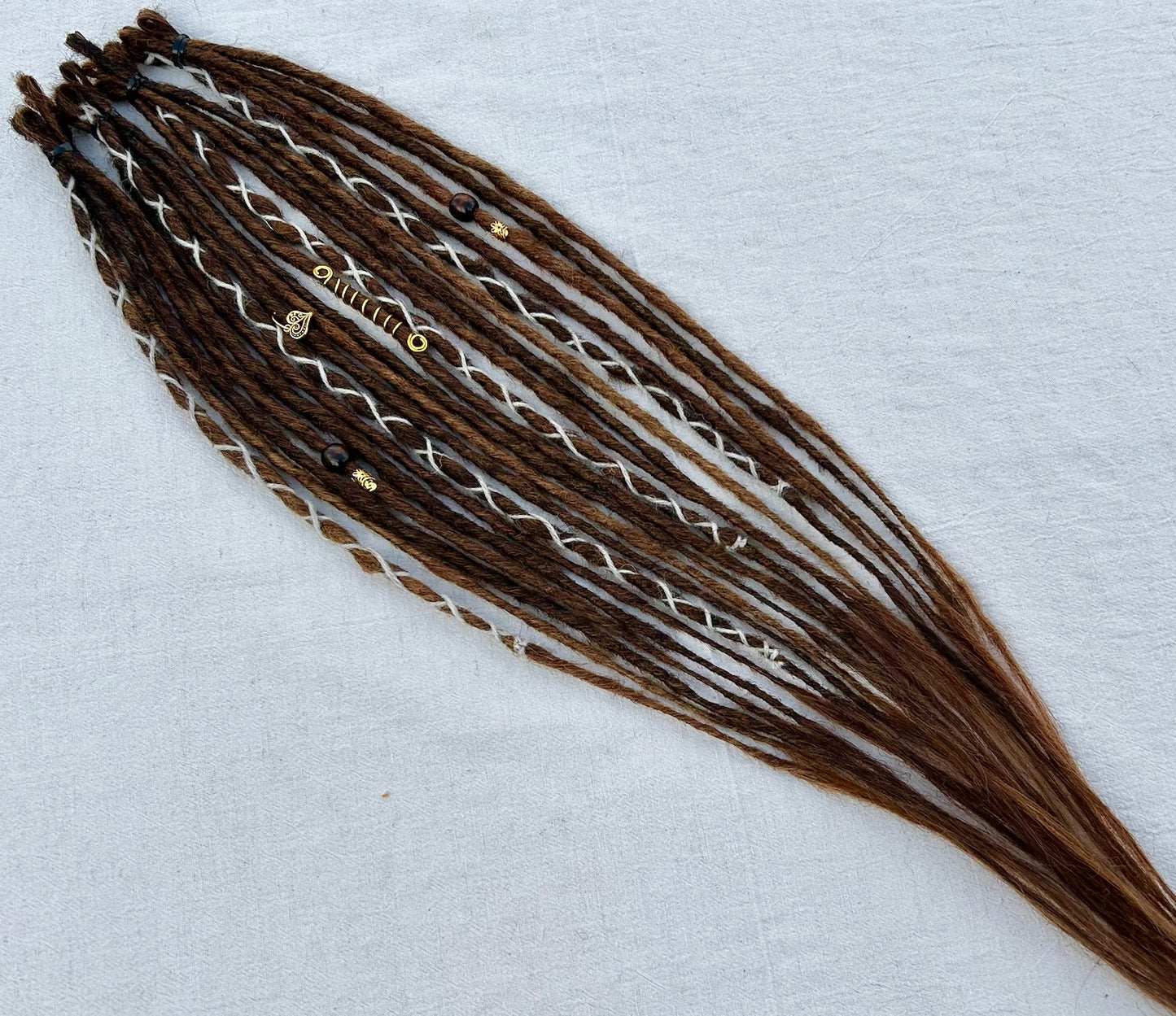 Livana Dreadlocks in braun gewellt lockig handgefertigt synthetische Dreads Sonderanfertigung Eternal Vanity