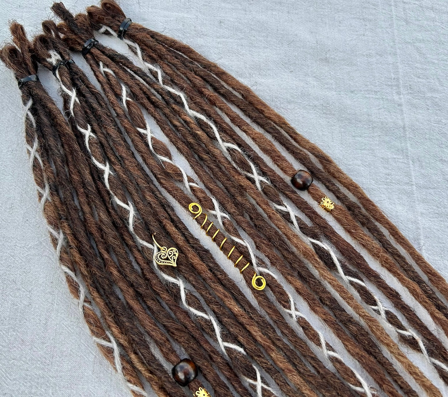 Livana Dreadlocks in braun gewellt lockig handgefertigt synthetische Dreads Sonderanfertigung Eternal Vanity