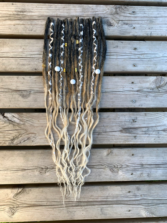 Livana Dreadlocks in braun gewellt lockig handgefertigt synthetische Dreads Sonderanfertigung Eternal Vanity