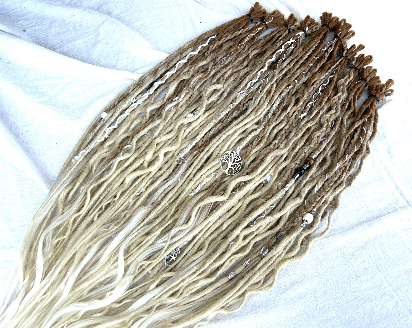 Livana Dreadlocks in braun gewellt lockig handgefertigt synthetische Dreads Sonderanfertigung Eternal Vanity