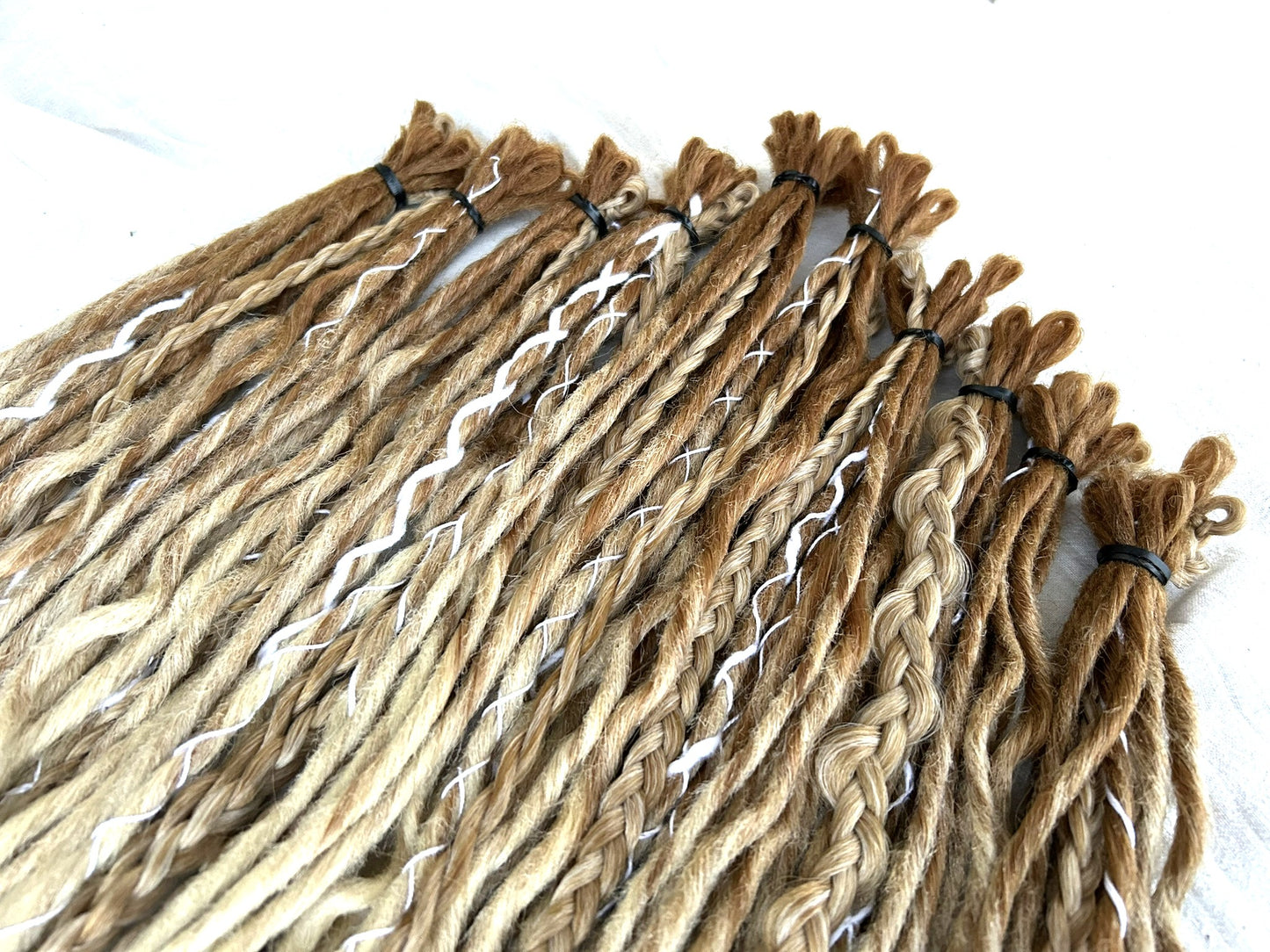 Livana Dreadlocks in braun gewellt lockig handgefertigt synthetische Dreads Sonderanfertigung Eternal Vanity