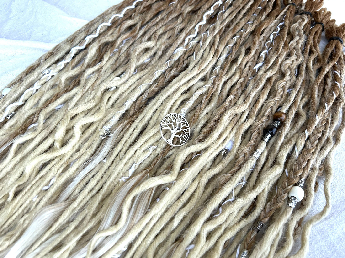 Livana Dreadlocks in braun gewellt lockig handgefertigt synthetische Dreads Sonderanfertigung Eternal Vanity