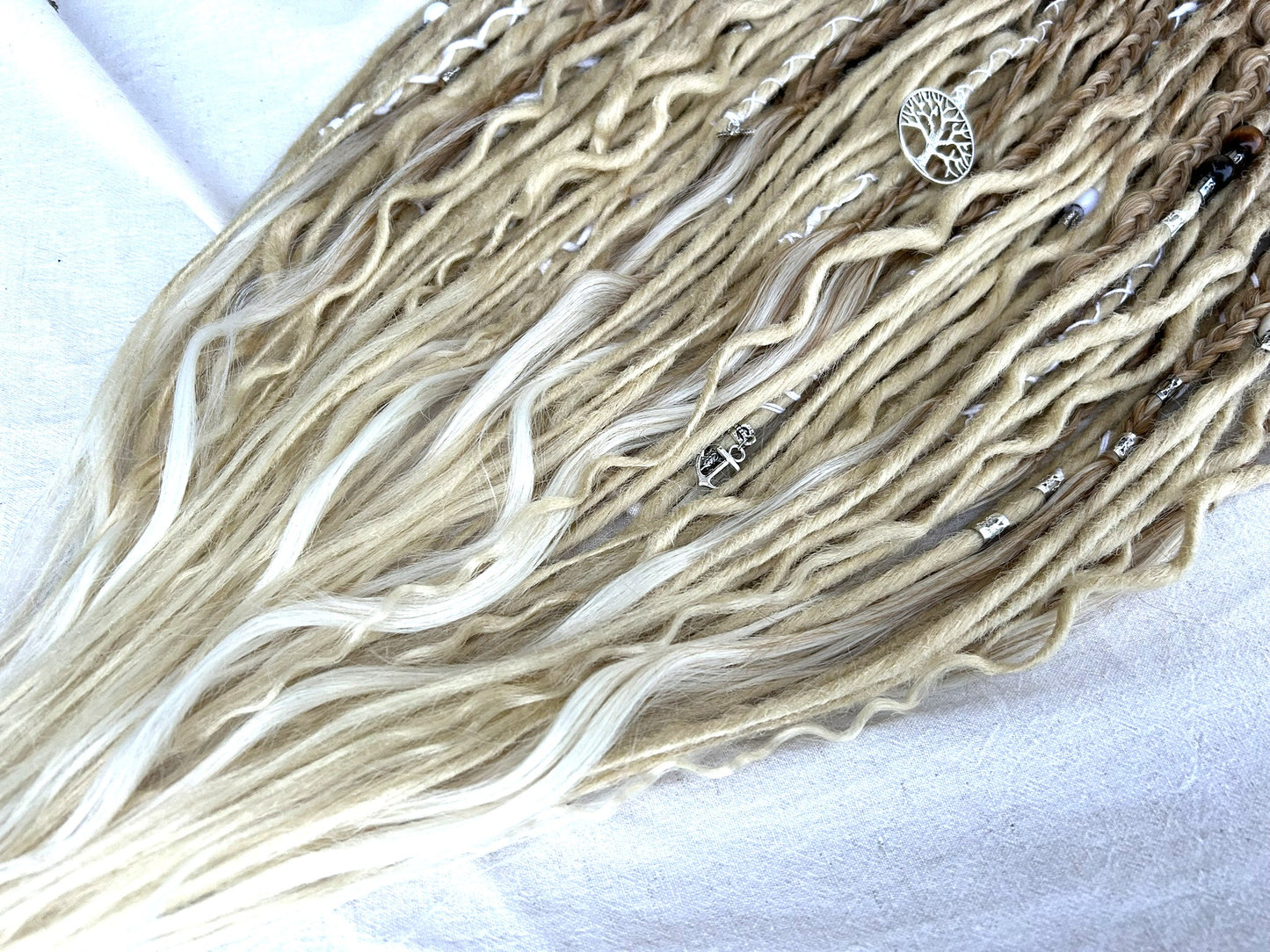 Livana Dreadlocks in braun gewellt lockig handgefertigt synthetische Dreads Sonderanfertigung Eternal Vanity