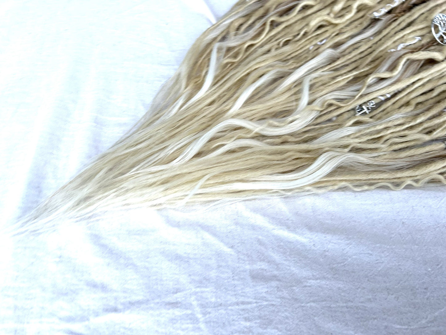 Livana Dreadlocks in braun gewellt lockig handgefertigt synthetische Dreads Sonderanfertigung Eternal Vanity